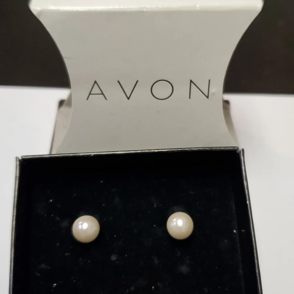 Glamor every day necklace and earring gift set by Avon - Picture 3 of 5